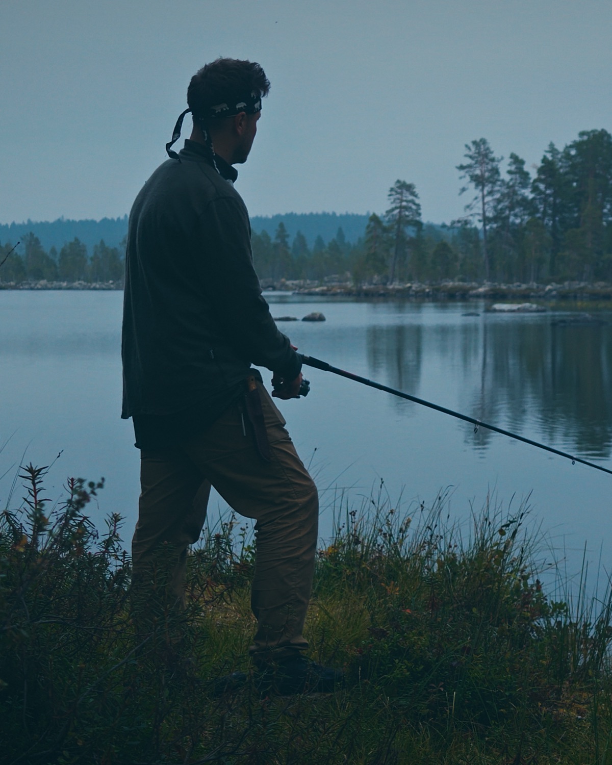 Sakke Raappana kalastaa virvelillä järven rannalla Vätsärin erämaassa Lapissa