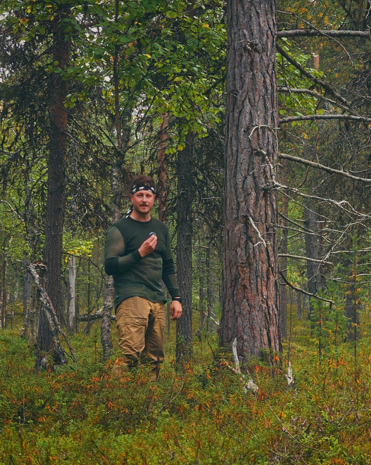 Sakke Raappana seisoo vanhassa mäntymetsässä Inarissa Lapissa