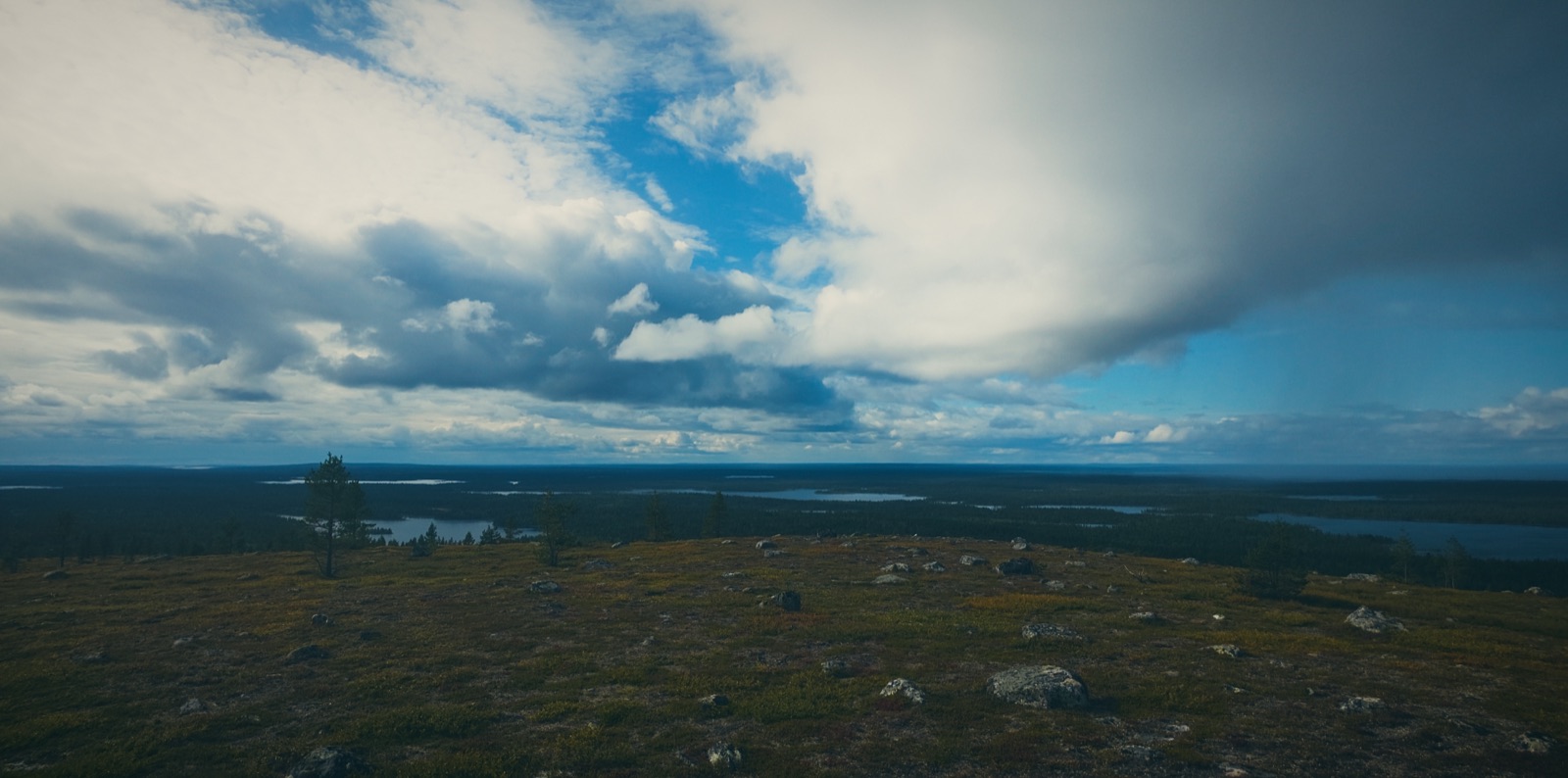 Avara ylänkö ja järviä pilvisen taivaan alla Vätsärin erämaassa Lapissa